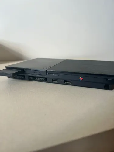 PlayStation 2 funcionando e acessórios