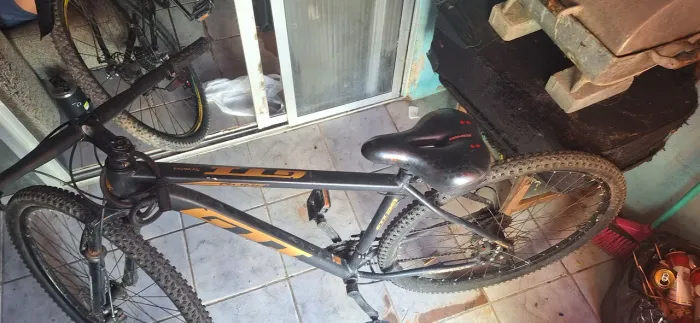Vendo bicicleta bem conservada com documentos e corrente com chave