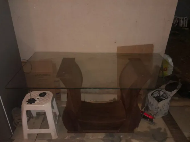 Vendo ,não sei se é uma mesa se é aparador