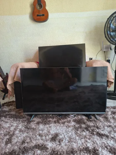 Duas TV smart para retirada de pecas