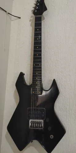 Guitarra Dolphin modelo Warnok (relíquia)