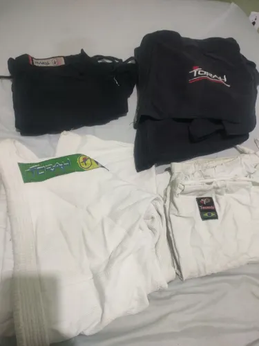 Vendo 2 kimono Torah jiu-jitsu 150 cada.
