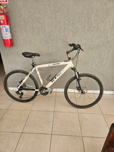 Bicicleta com acessórios shimano