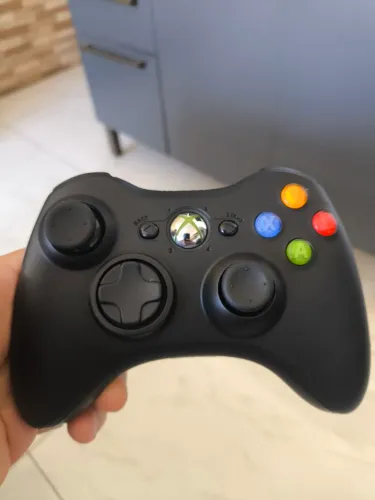 Controle Xbox 360 preto revisado com garantia.
