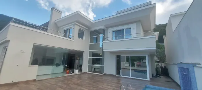 CASA de ALTO PADRÃO para LOCAÇÃO BALNEÁRIO CAMBORIÚ