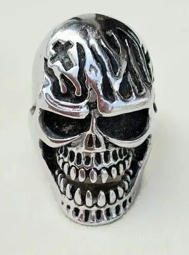 Vendo anel de aço cirúrgico caveira só interessados em Curitiba fone * Aro 19