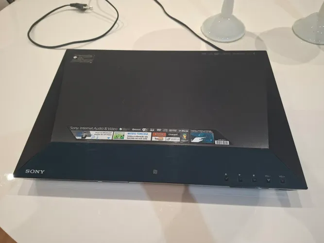 Vendo home.e teathear 5.1 canais. Possui manual e controle remoto.