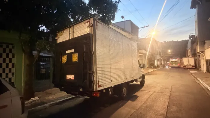 Bau iveco com plataforma 