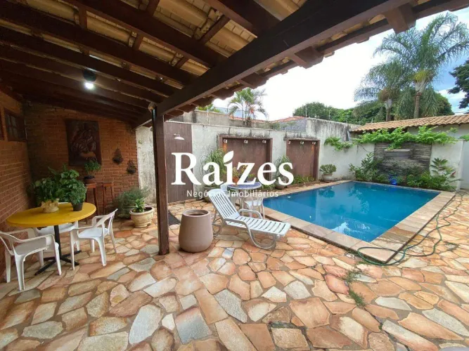 Casa Sobrado à venda no Bairro Jardim Karaíba em Uberlândia com 240 m².