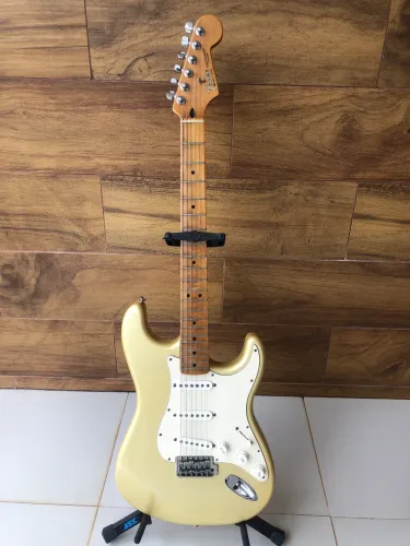 Guitarra Fender DIAMOND Especial Edition comemorativa de 60 anos