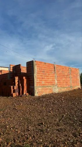Vende se casa em construção