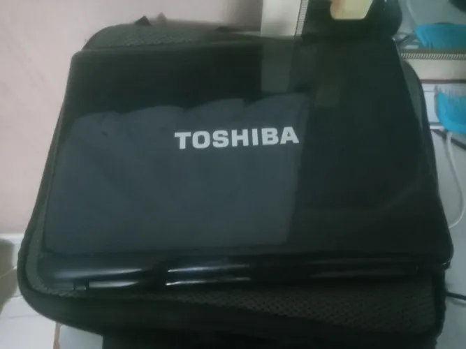 Vendo Notebook Toshiba está com defeito.
