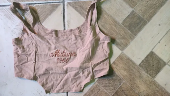 Roupas femininas cropped e top