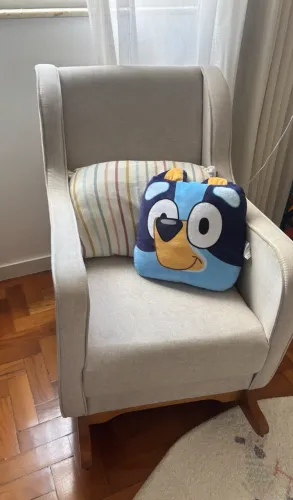 Poltrona de Amamentação com balanço e apoio de pé