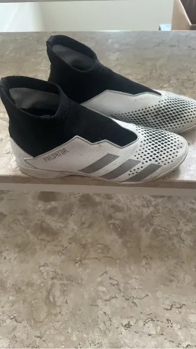Chuteira de salão adidas