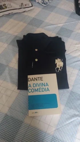 Livro e camisa Polo