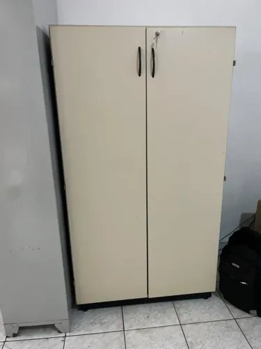 Armário Alto de Escritório 2 Portas com Chave e Prateleiras (Usado)