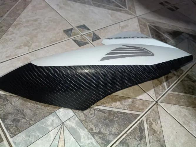Aba do tanque da Titan 160 lado direito