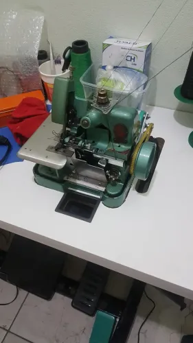 Máquina Overlock verdinha com motor industrial.