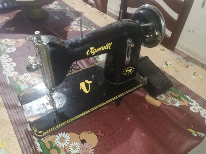 Máquina Costura Vigorelli com Pedal