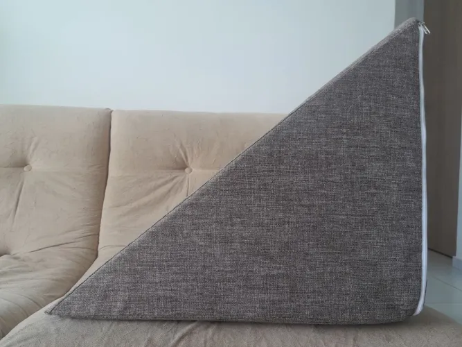 Travesseiro encosto triangular
