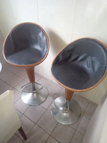 2 Banquetas com base de metal