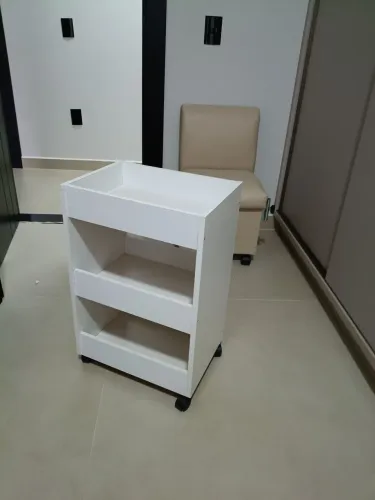 Cadeira para manicure e mesa auxiliar 
