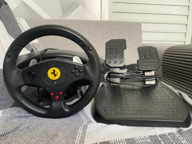 Volante Thrustmaster Ferrari GT Force Feedback para PC e outros Consoles.