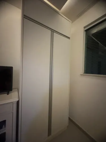 Guarda roupa funcional para espaço pequeno