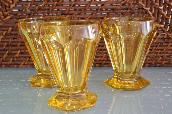 Copinhos de aperitivo antigos