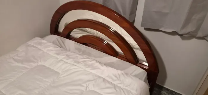 Cama de casal madeira maciça com espelhos