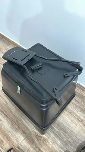 Baú de 135 litros com o bagageiro praticamente novos não tem nem 15 dias de uso