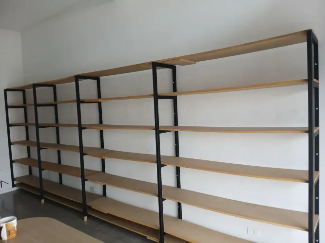 Prateleiras estilo industrial, preta, com estrutura de metal, prateleiras em mdf.