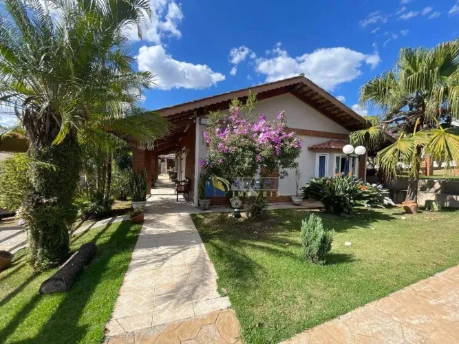 CASA TÉRREA para VENDA ou LOCAÇÃO em CONDOMÍNIO FECHADO em ATIBAIA com 3 Dorms, Piscina, Á