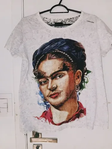 Blusa Frida Kahlo Cavalera seminova (Tam. M)
