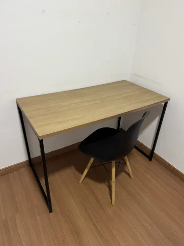 Mesa de computador com cadeira 