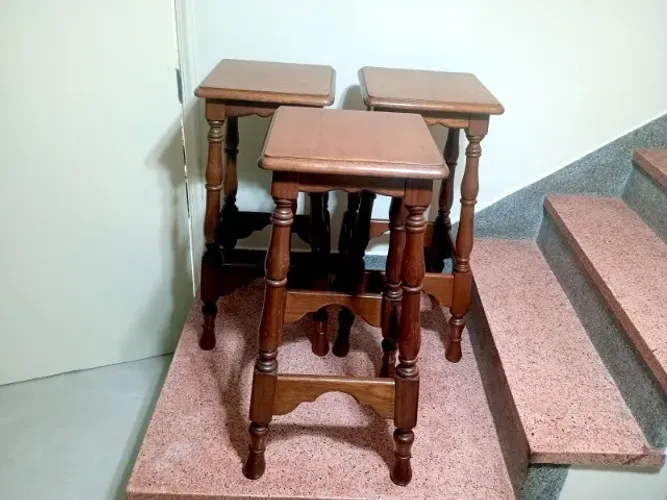 Conjunto com 3 Banquetas Vintage em Cerejeira Maciça - Década de 70.