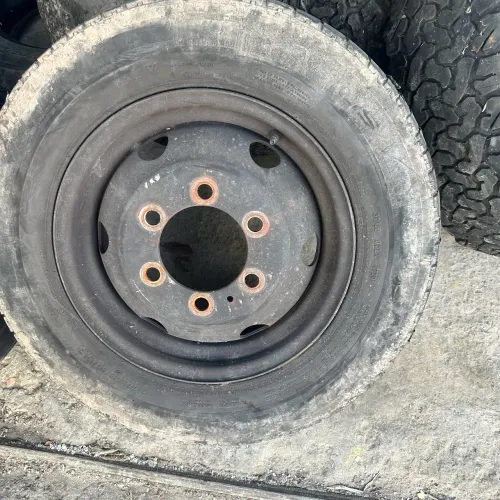 Roda iveco 6 furos roda aro 16 para envio só a roda vido retirar leva com pneu 