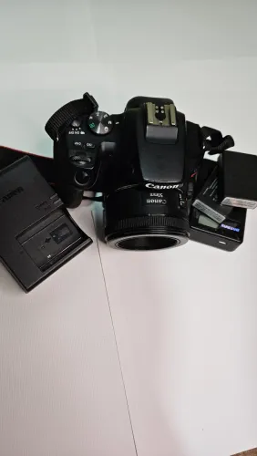 Canon sl3 + lente 50mm f /1.8mm bateria e carregador originais + 2 baterias batmax carreg.