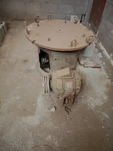 Base giratória para fundição em coquilha com 1 motor e 1 redutor