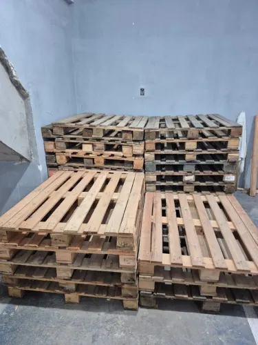 Lote de Palets PBR com 65 unds Usados em Excelente Estado