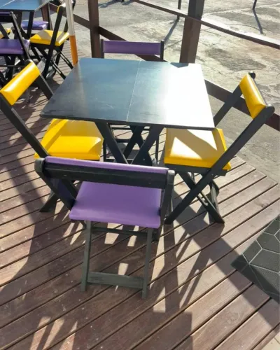Conjunto de mesas com cadeiras estofadas