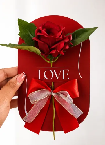 Cartão Gigante "LOVE" com Rosa Vermelha e Laço