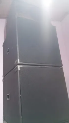 Par de caixas de grave 15" carcaça de alumínio 1000 rms com tela bem conservada