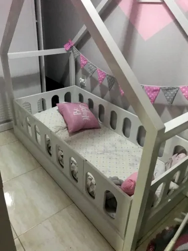 Cama de madeira maciça montessoriana