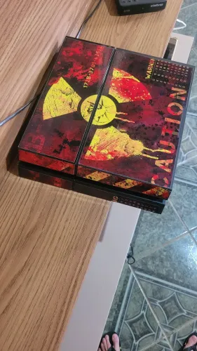Ps4 fat para reparo ou peças , peguei ele em um lote de games liga e desliga  