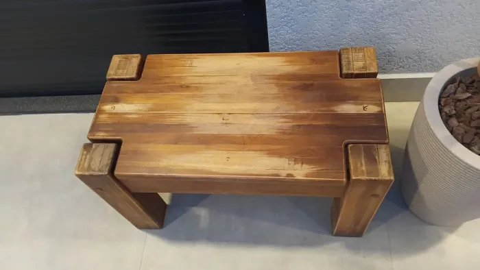 Vendo 4 bancos madeira 2 de 2.10 metros e 2 de 75 cm