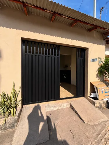 Aluga se casa incluso energia - Wi-Fi e água , com central de ar e armários na cozinha 