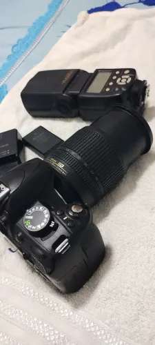 Vende-se uma máquina fotográfica profissional (Nikon D3100)