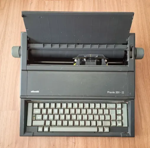 Máquina De Escrever Eletrônica Olivetti Praxis 201 Ii cinza